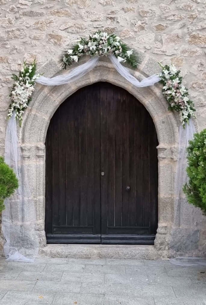 Arco floral de ceremonia — Peña Sacra