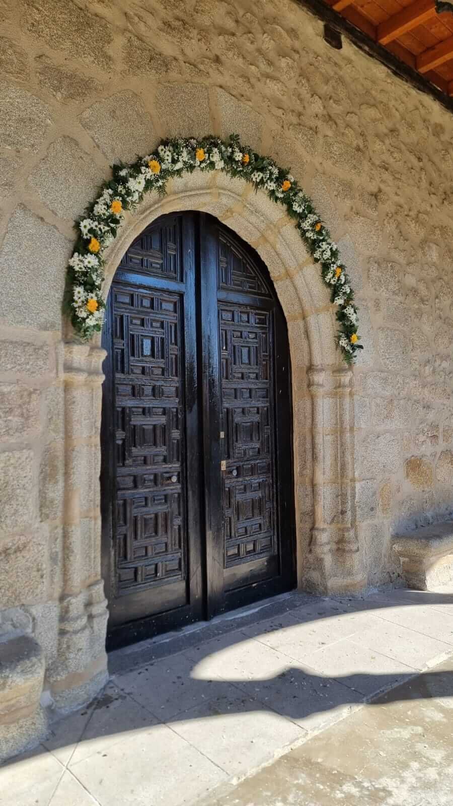 Decoración floral de arco de boda — Peña Sacra
